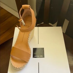 Tan leather Dolce Vita women’s heels